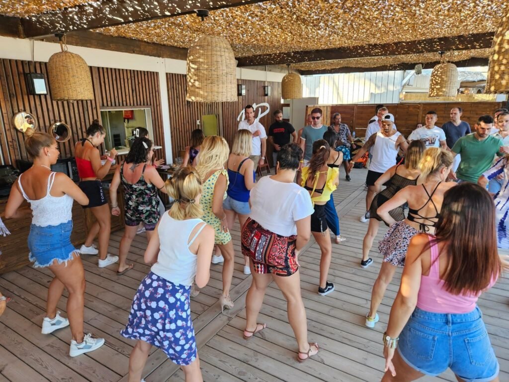 élèves en cours de bachata solo de couple en échauffement